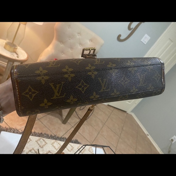 Louis Vuitton Vintage Crossbody - Picture 4 of 7
